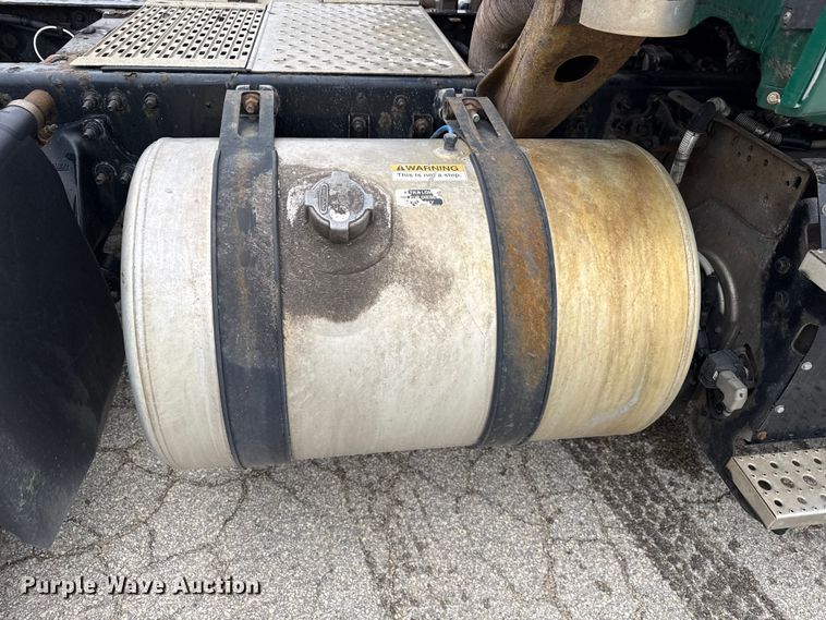 image for item YA2376 2017 Freightliner Cascadia 125 semi truck