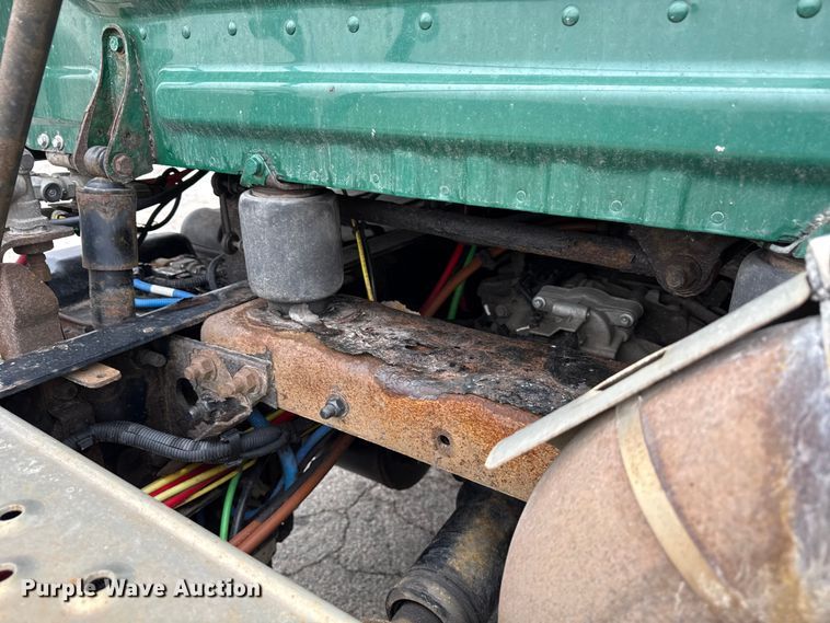 image for item YA2376 2017 Freightliner Cascadia 125 semi truck