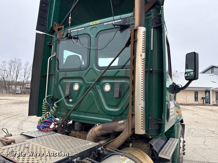 image for item YA2376 2017 Freightliner Cascadia 125 semi truck