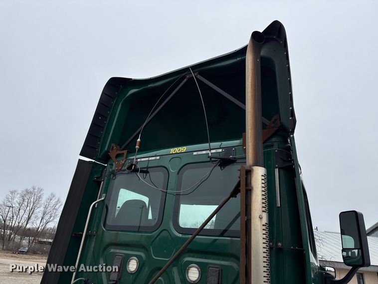 image for item YA2376 2017 Freightliner Cascadia 125 semi truck