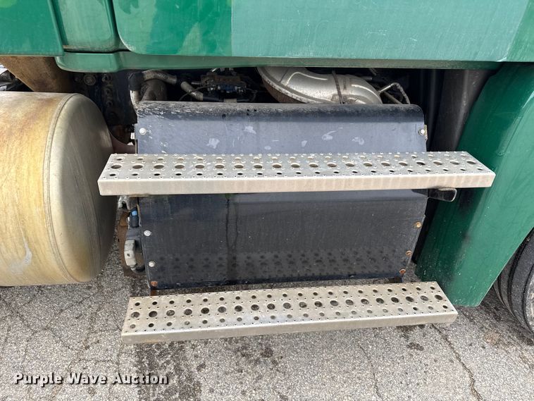 image for item YA2376 2017 Freightliner Cascadia 125 semi truck