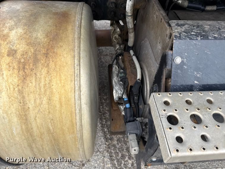 image for item YA2376 2017 Freightliner Cascadia 125 semi truck