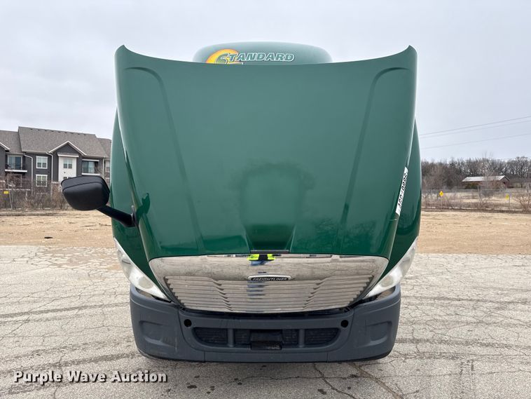 image for item YA2376 2017 Freightliner Cascadia 125 semi truck