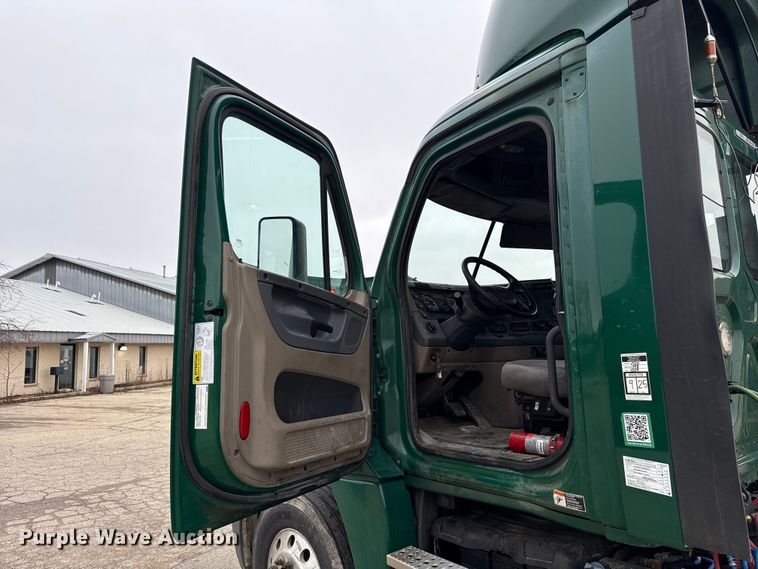 image for item YA2376 2017 Freightliner Cascadia 125 semi truck