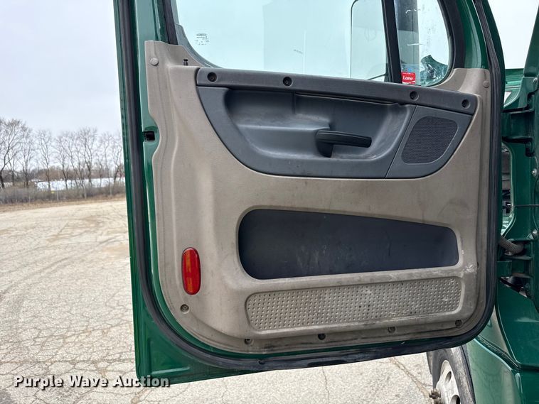 image for item YA2376 2017 Freightliner Cascadia 125 semi truck