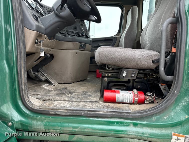 image for item YA2376 2017 Freightliner Cascadia 125 semi truck