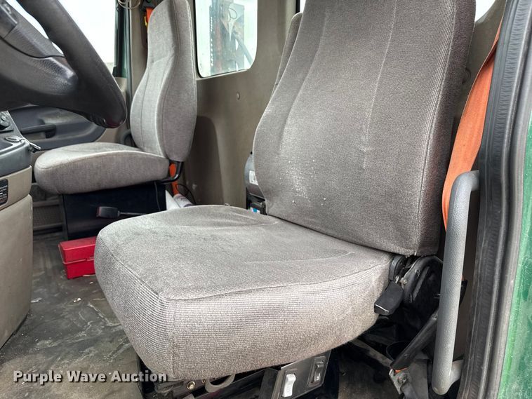 image for item YA2376 2017 Freightliner Cascadia 125 semi truck