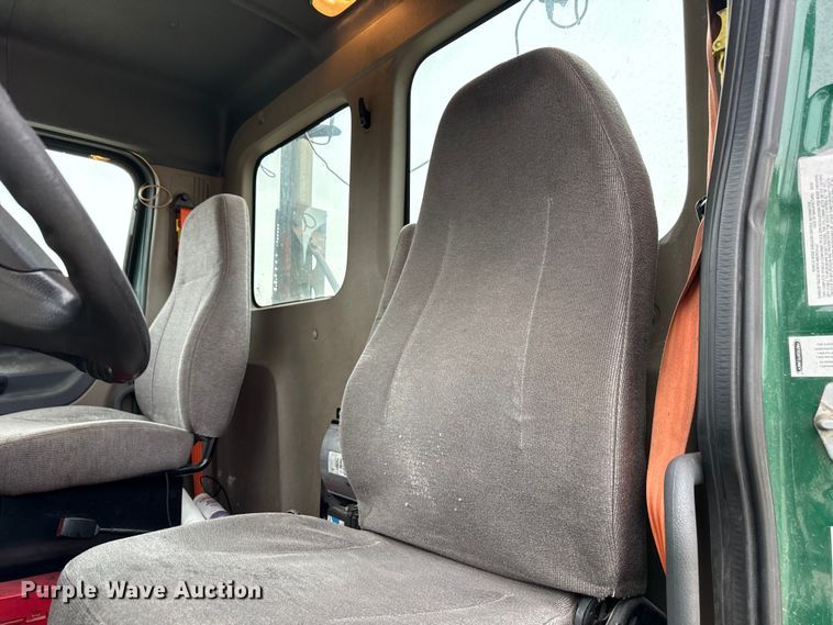 image for item YA2376 2017 Freightliner Cascadia 125 semi truck