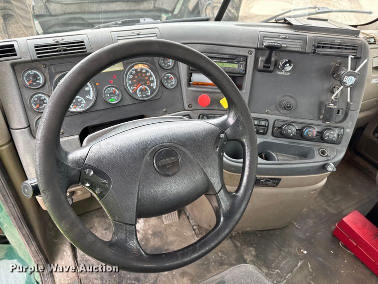 image for item YA2376 2017 Freightliner Cascadia 125 semi truck