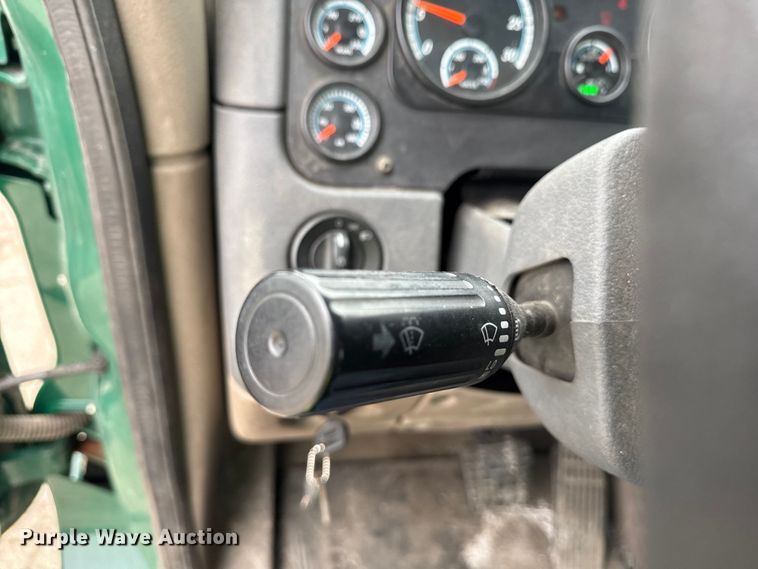 image for item YA2376 2017 Freightliner Cascadia 125 semi truck