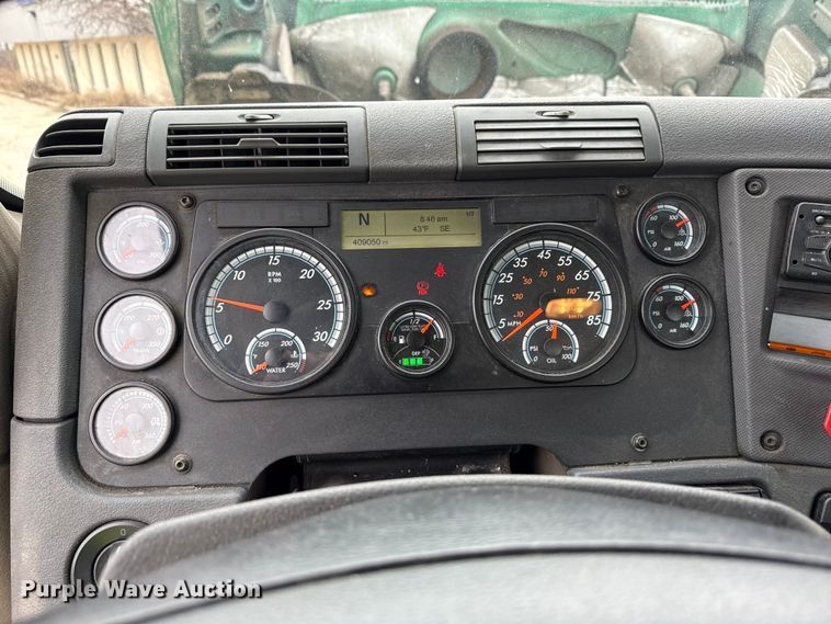 image for item YA2376 2017 Freightliner Cascadia 125 semi truck