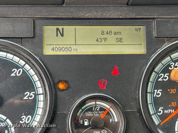 image for item YA2376 2017 Freightliner Cascadia 125 semi truck