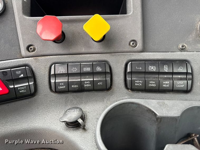 image for item YA2376 2017 Freightliner Cascadia 125 semi truck