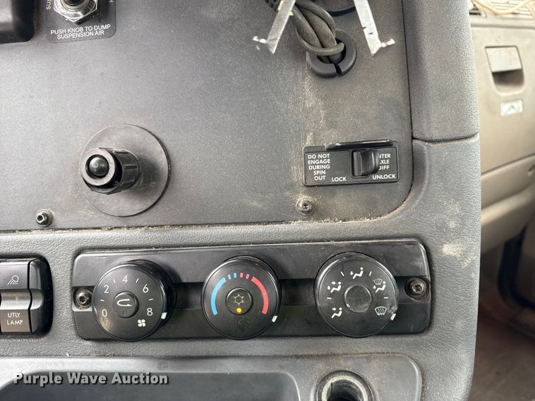 image for item YA2376 2017 Freightliner Cascadia 125 semi truck