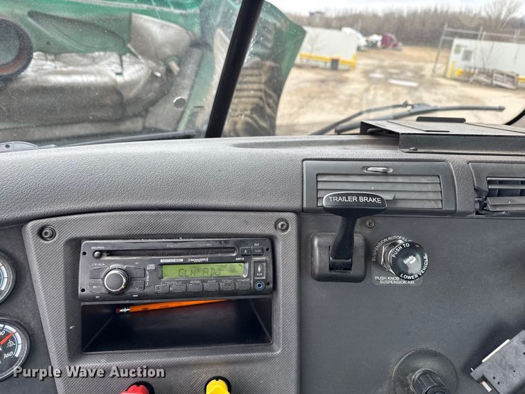 image for item YA2376 2017 Freightliner Cascadia 125 semi truck