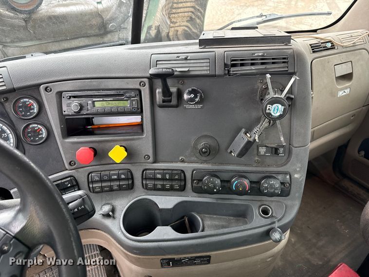 image for item YA2376 2017 Freightliner Cascadia 125 semi truck