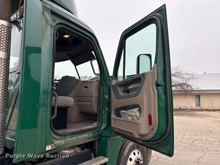 image for item YA2376 2017 Freightliner Cascadia 125 semi truck