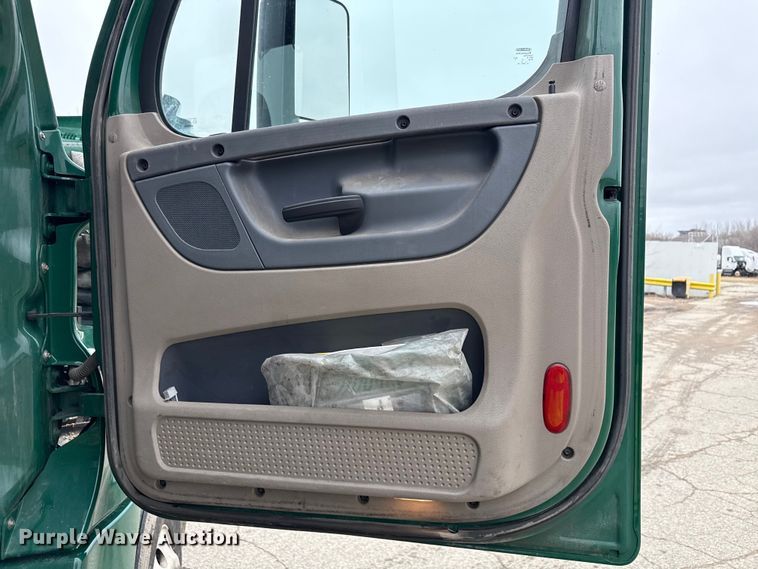 image for item YA2376 2017 Freightliner Cascadia 125 semi truck