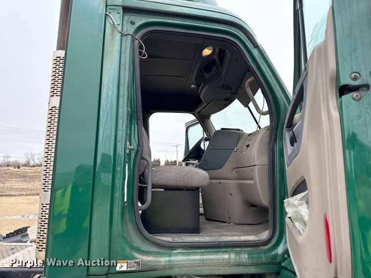 image for item YA2376 2017 Freightliner Cascadia 125 semi truck