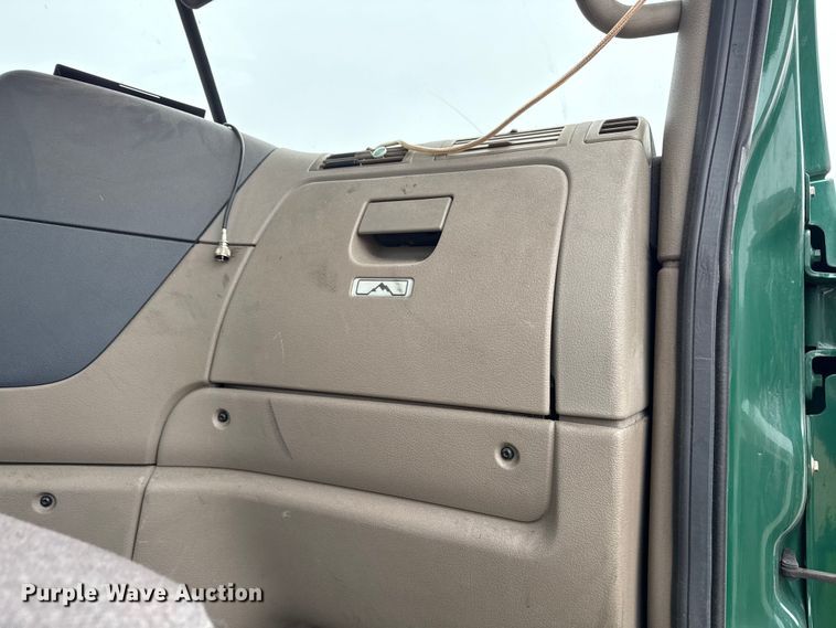 image for item YA2376 2017 Freightliner Cascadia 125 semi truck