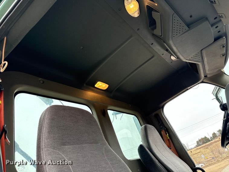 image for item YA2376 2017 Freightliner Cascadia 125 semi truck