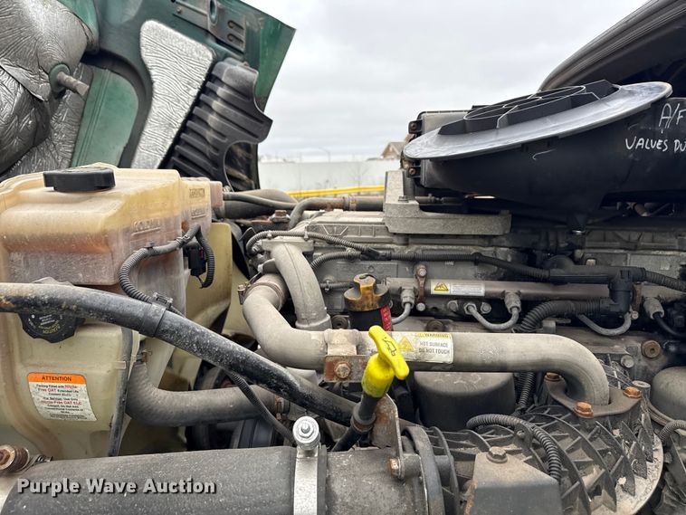 image for item YA2376 2017 Freightliner Cascadia 125 semi truck