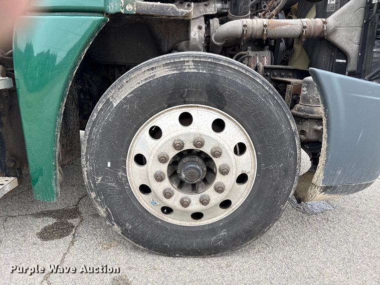 image for item YA2376 2017 Freightliner Cascadia 125 semi truck