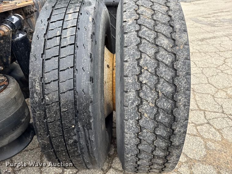 image for item YA2376 2017 Freightliner Cascadia 125 semi truck