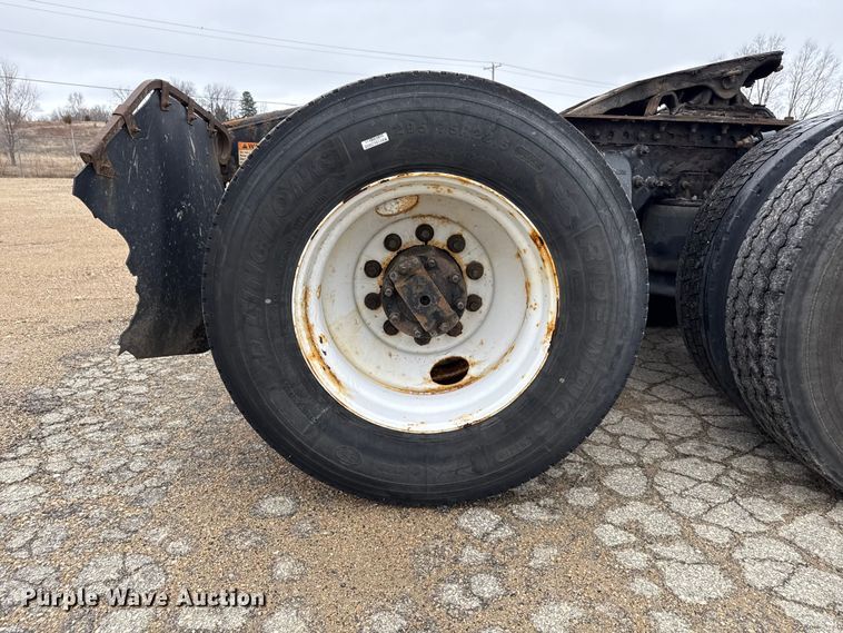 image for item YA2376 2017 Freightliner Cascadia 125 semi truck