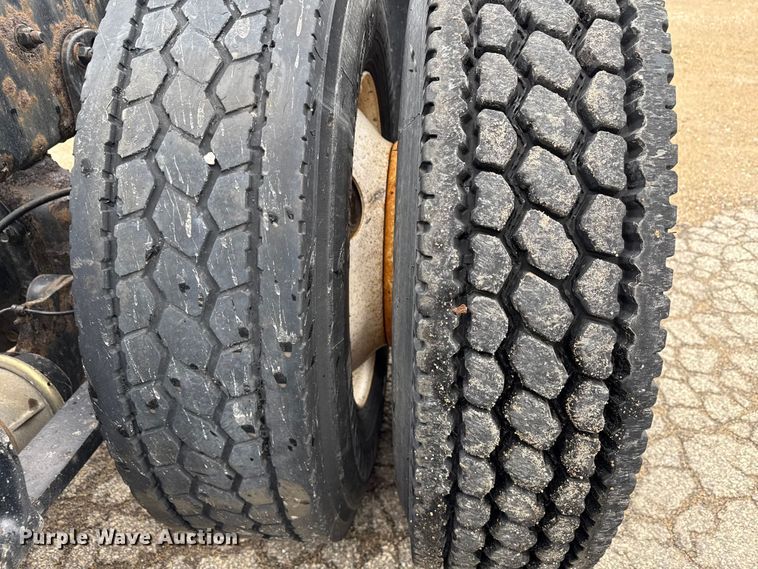 image for item YA2376 2017 Freightliner Cascadia 125 semi truck