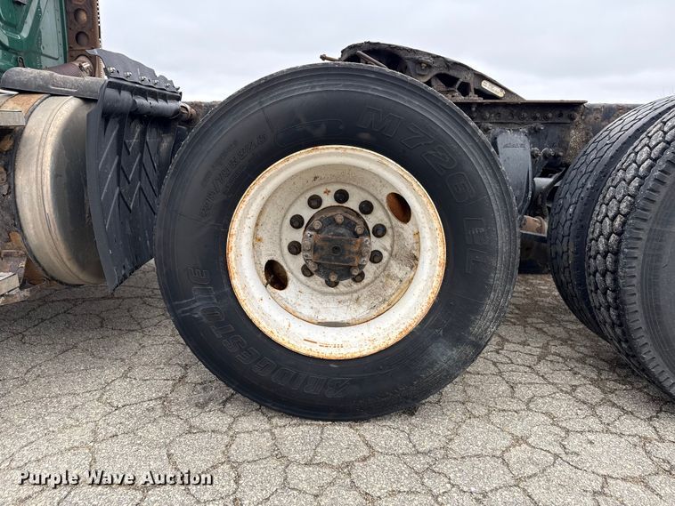 image for item YA2376 2017 Freightliner Cascadia 125 semi truck