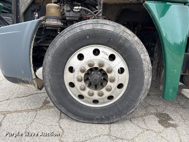 image for item YA2376 2017 Freightliner Cascadia 125 semi truck