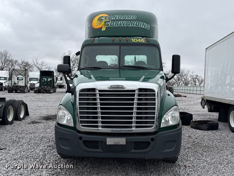 image for item YA2377 2017 Freightliner Cascadia 125 semi truck