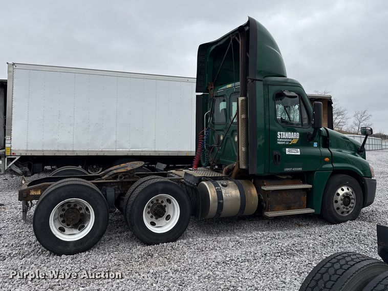 image for item YA2377 2017 Freightliner Cascadia 125 semi truck