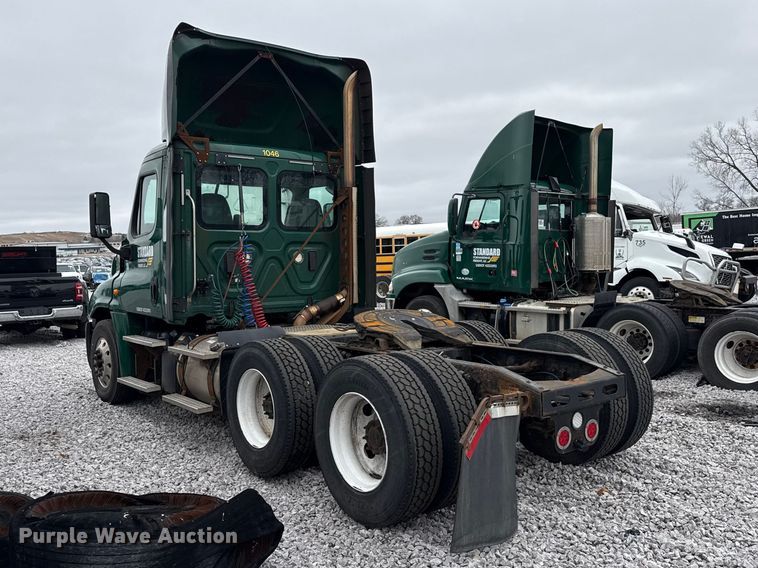 image for item YA2377 2017 Freightliner Cascadia 125 semi truck