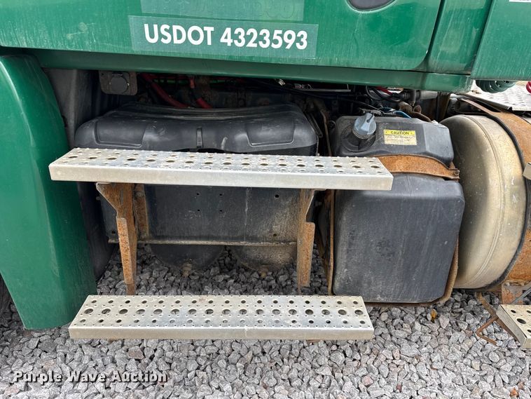 image for item YA2377 2017 Freightliner Cascadia 125 semi truck