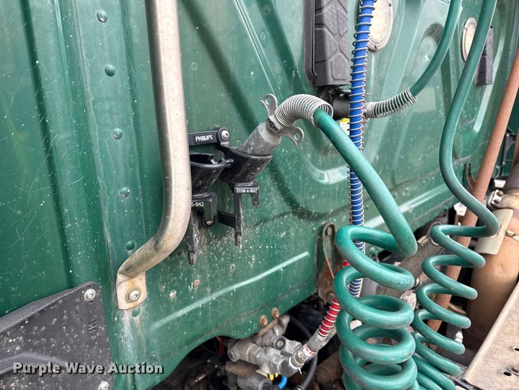 image for item YA2377 2017 Freightliner Cascadia 125 semi truck