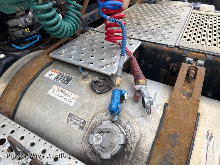 image for item YA2377 2017 Freightliner Cascadia 125 semi truck