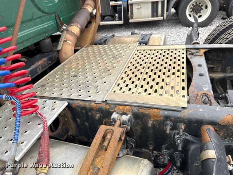 image for item YA2377 2017 Freightliner Cascadia 125 semi truck