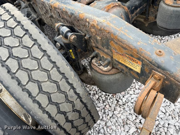 image for item YA2377 2017 Freightliner Cascadia 125 semi truck