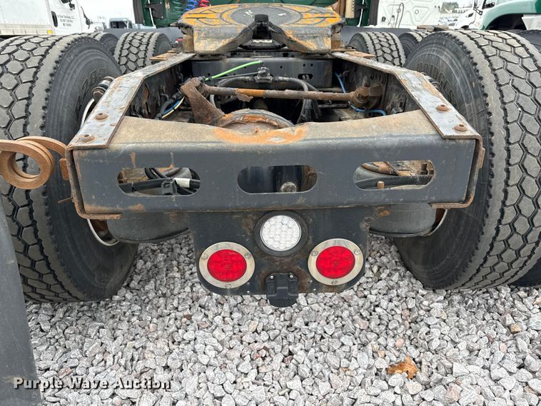 image for item YA2377 2017 Freightliner Cascadia 125 semi truck