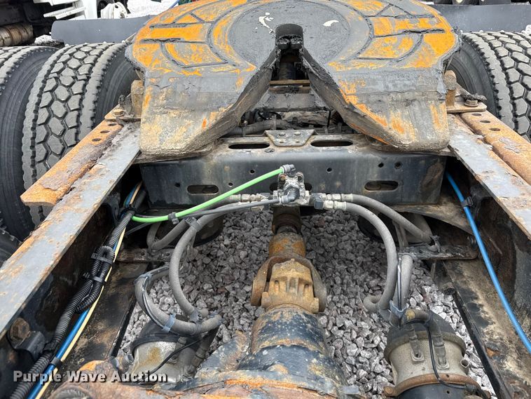 image for item YA2377 2017 Freightliner Cascadia 125 semi truck