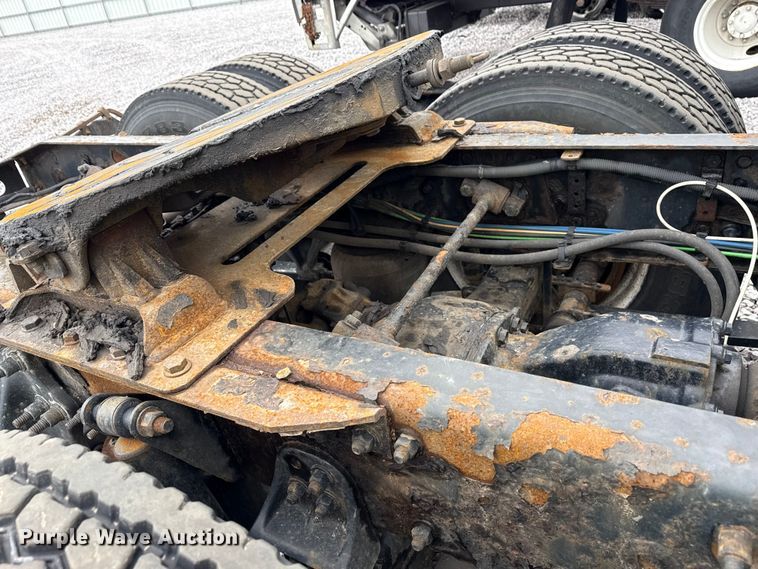 image for item YA2377 2017 Freightliner Cascadia 125 semi truck