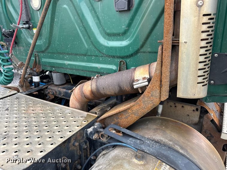 image for item YA2377 2017 Freightliner Cascadia 125 semi truck