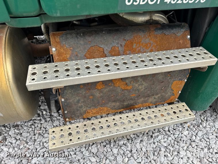 image for item YA2377 2017 Freightliner Cascadia 125 semi truck