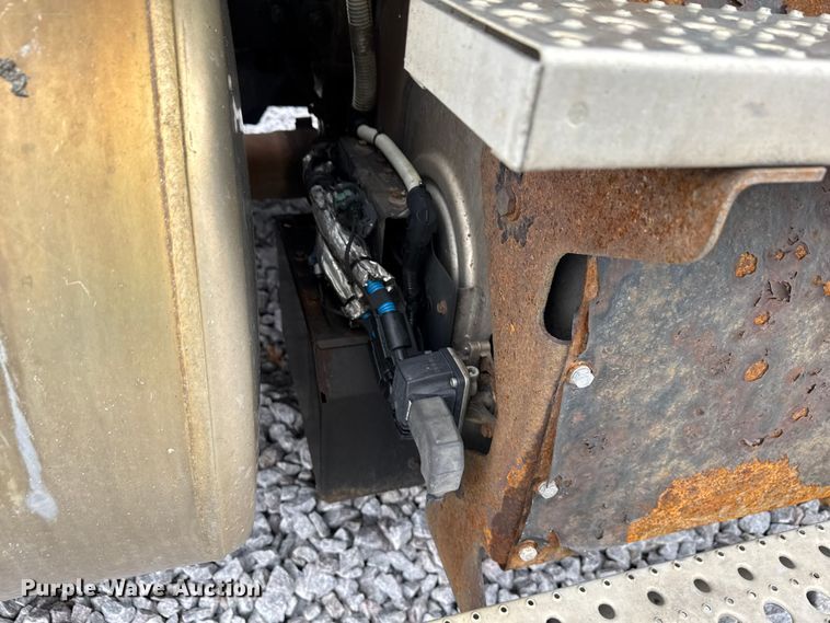 image for item YA2377 2017 Freightliner Cascadia 125 semi truck