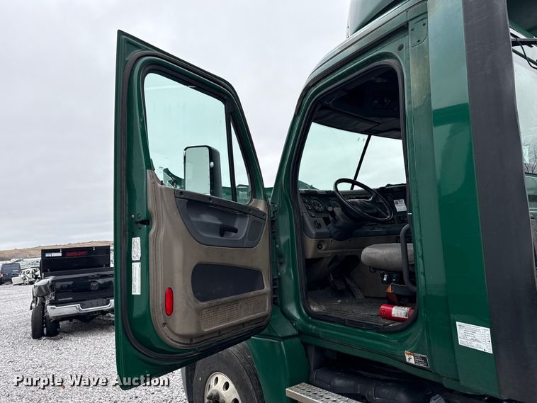 image for item YA2377 2017 Freightliner Cascadia 125 semi truck