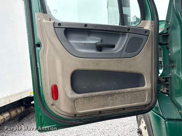 image for item YA2377 2017 Freightliner Cascadia 125 semi truck