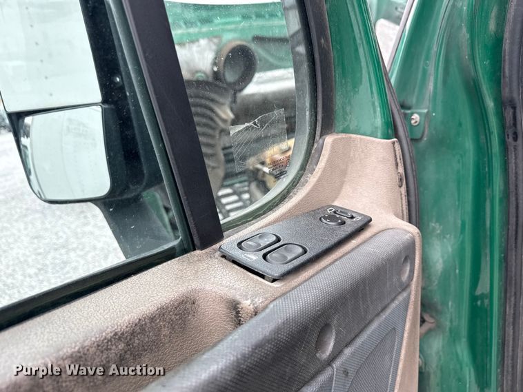 image for item YA2377 2017 Freightliner Cascadia 125 semi truck