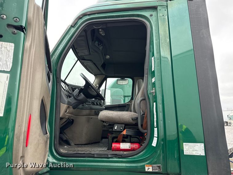 image for item YA2377 2017 Freightliner Cascadia 125 semi truck